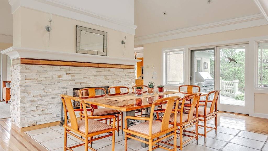 Bordering 130 Acre Preserve, Heated Gunite Pool, Eat-In Chefs Kitchen in Napeague, North Fork