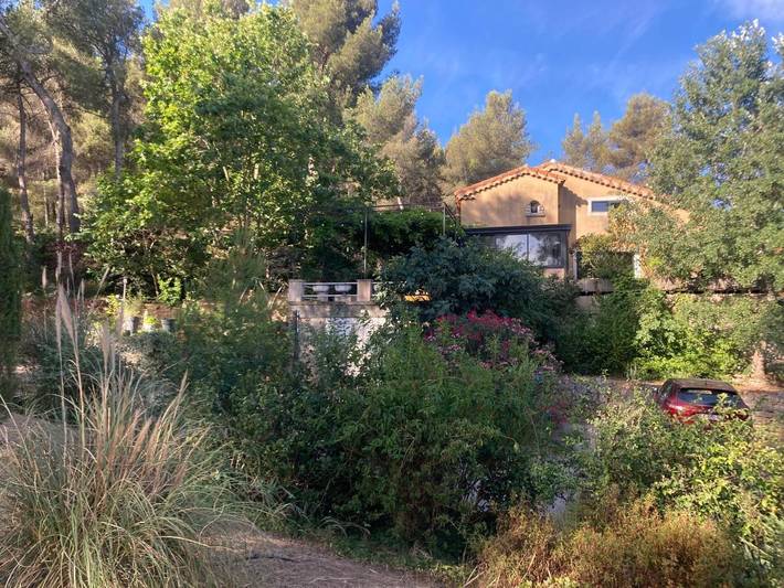 Location de vacances pour 6 personnes, avec Balcon et Jacuzzi ainsi que Terrasse et Jardin à Les Pennes-Mirabeau