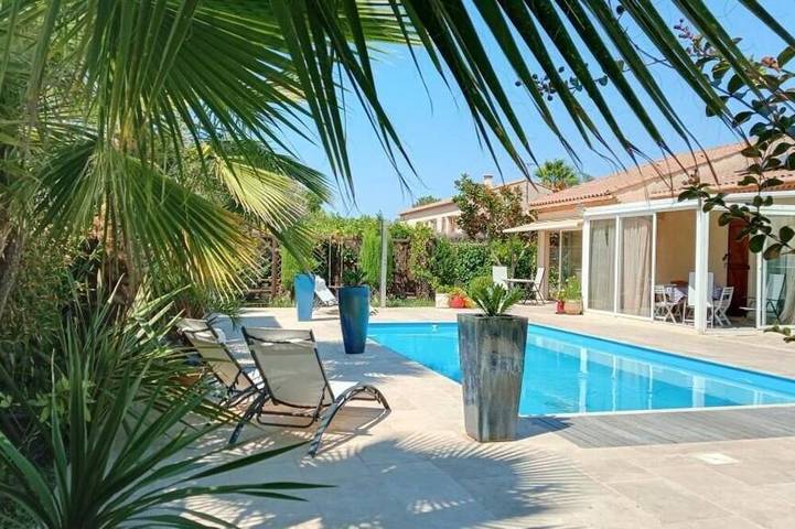 Location de vacances pour 8 personnes, avec jardin ainsi que jacuzzi et piscine à Pomérols
