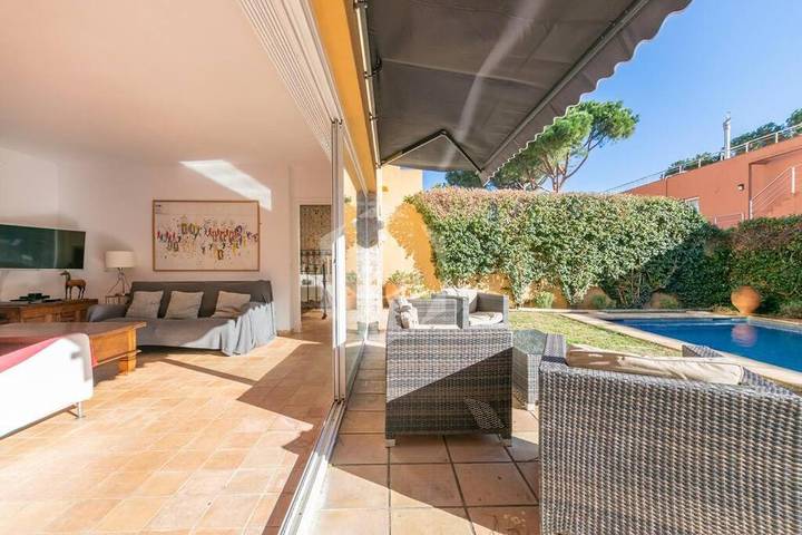 Ferienhaus für 8 Personen, mit Balkon und Terrasse sowie Garten und Pool