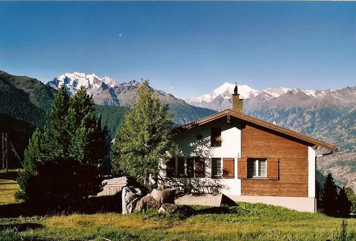 Chalet für 8 Personen, mit Terrasse und Ausblick - 1