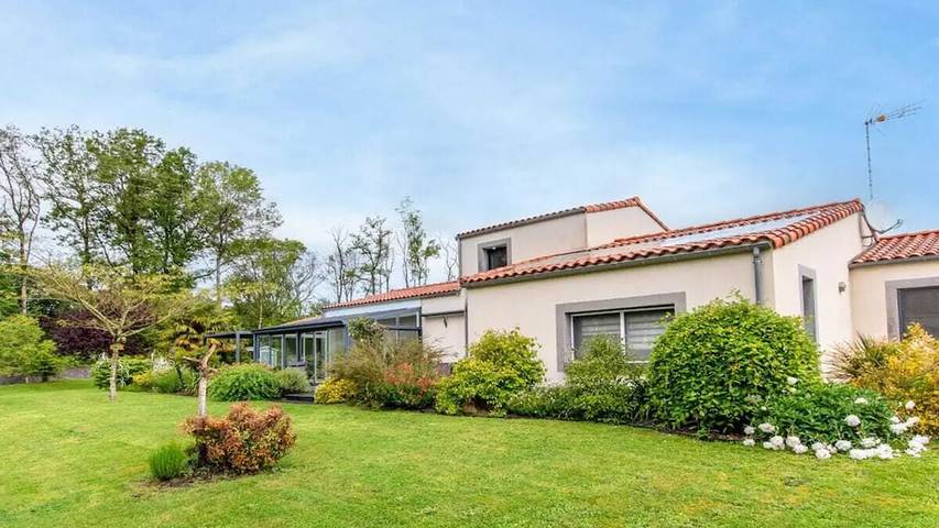 Location de vacances pour 8 personnes, avec jardin et piscine ainsi que sauna et balcon à Mervent