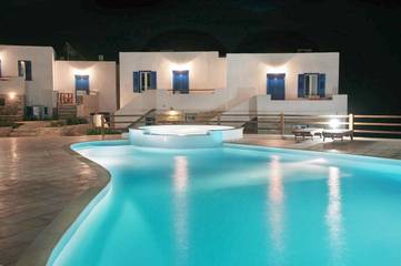 Cottage pour 2 personnes, avec piscine ainsi que terrasse et jardin dans Amorgos