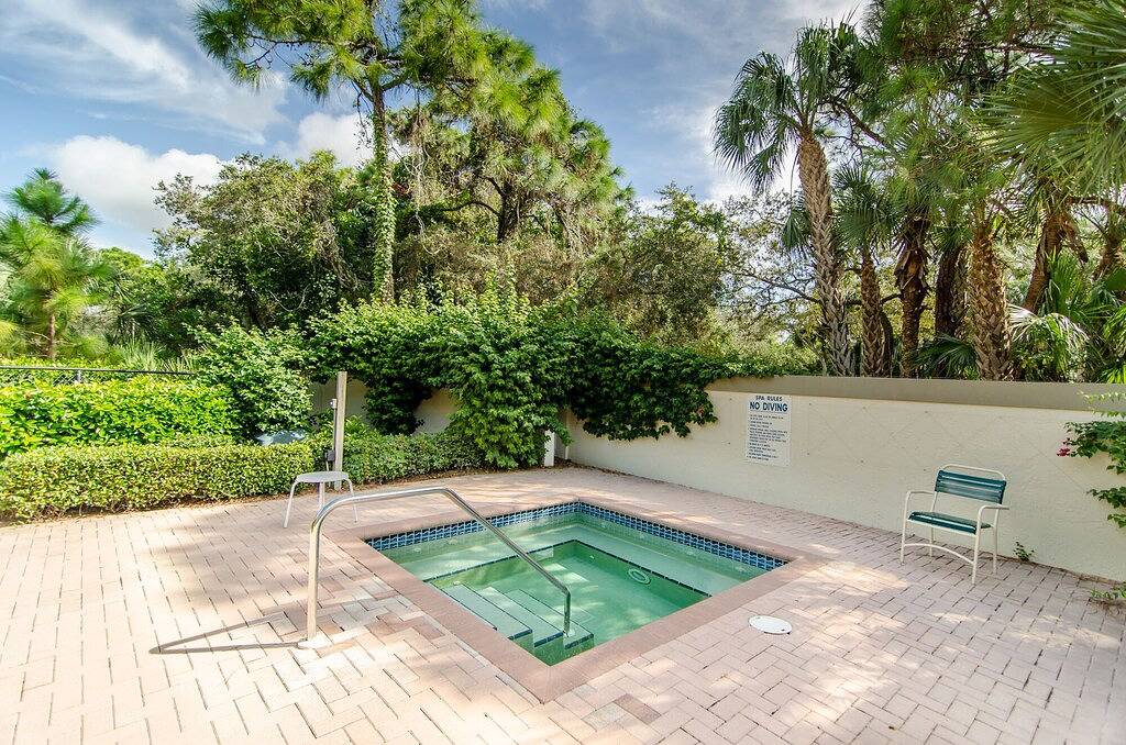 Ganze Wohnung, Sehr schön, komplett renoviert mit wunderbarem Blick und Privatstrandtstrand in Bonita Bay, Bonita Springs