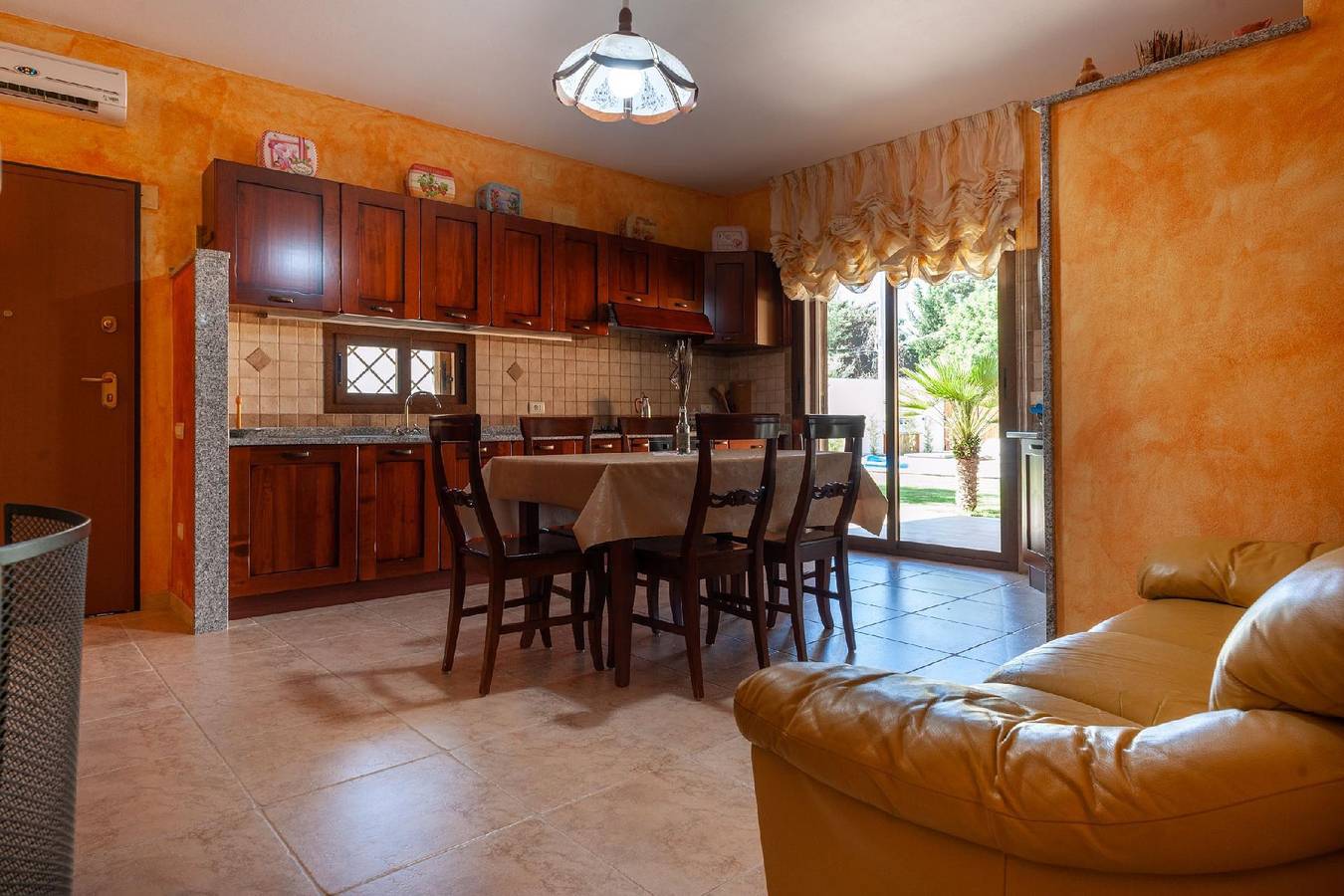 Villa Chloe, wenige km von Cagliari entfernt, mit privatem Pool, Garten, Rasen. in Capitana, Cagliari Provinz