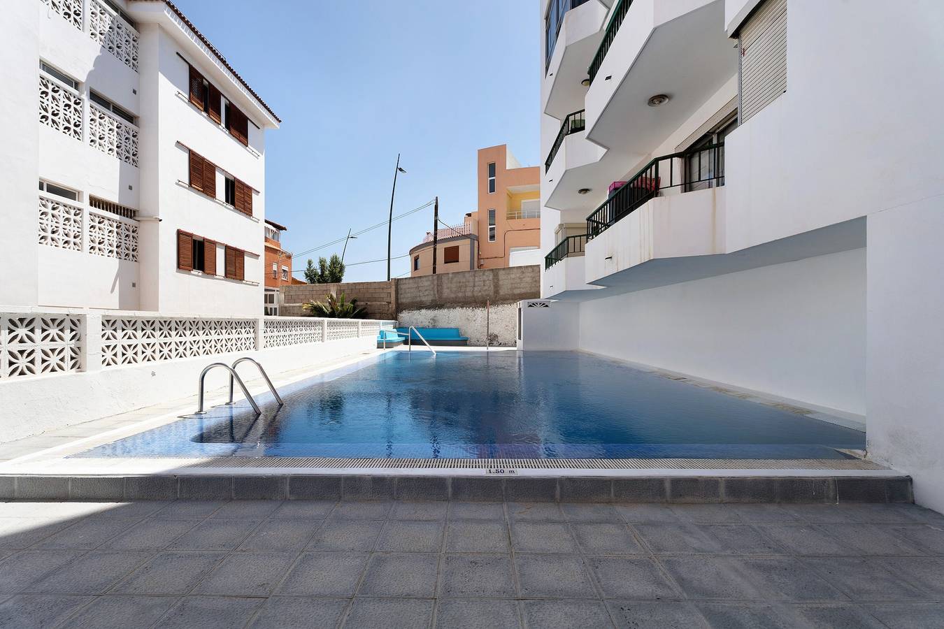 Apartamento entero, Apartamento de vacaciones 'La Concha' con vistas al mar, piscina compartida y balcón in Aroba, Candelaria