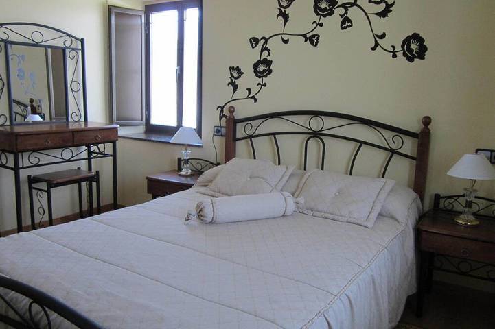5 Bedroom house, garden, barbecue, Wifi, games room,  0.9 miles from the beach in Cudillero, Costa Verde (Spain)