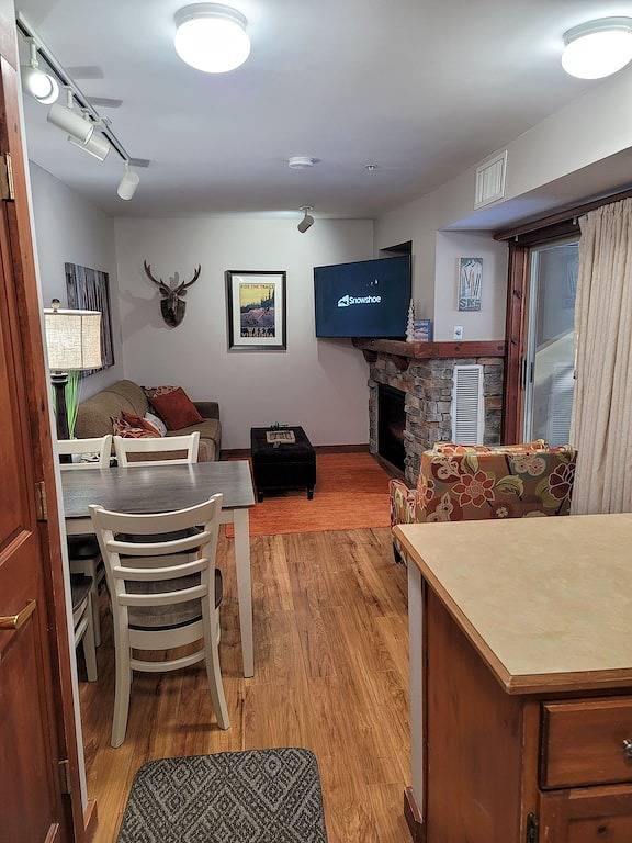 Ganze Wohnung, Beste Lage in allen Schneeschuhen! Eines von nur 2 True Ski In / Out im Dorf !! in Snowshoe, Greenbrier River