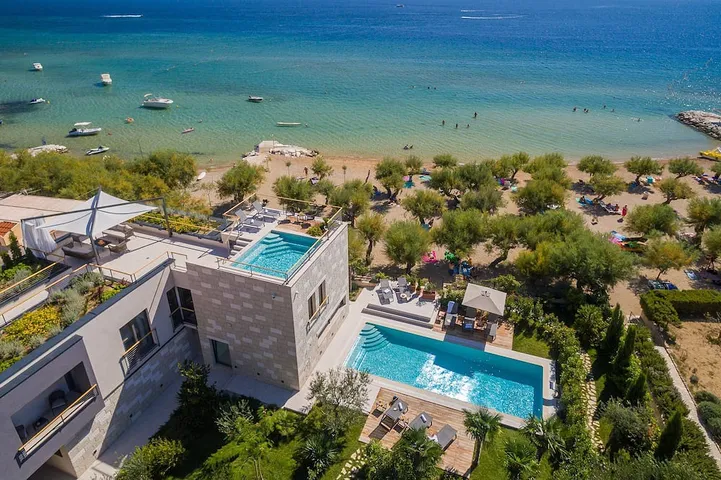 Strandvilla Flores: Luxus mit Innen- und Außenpools, Dachterrassen-Whirlpool in Duće, Omis-Riviera