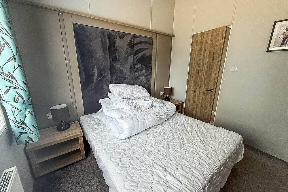 Stunning 4 berth lodge with decking at Breydon Water in Norfolk in Burgh Castle, Great Yarmouth