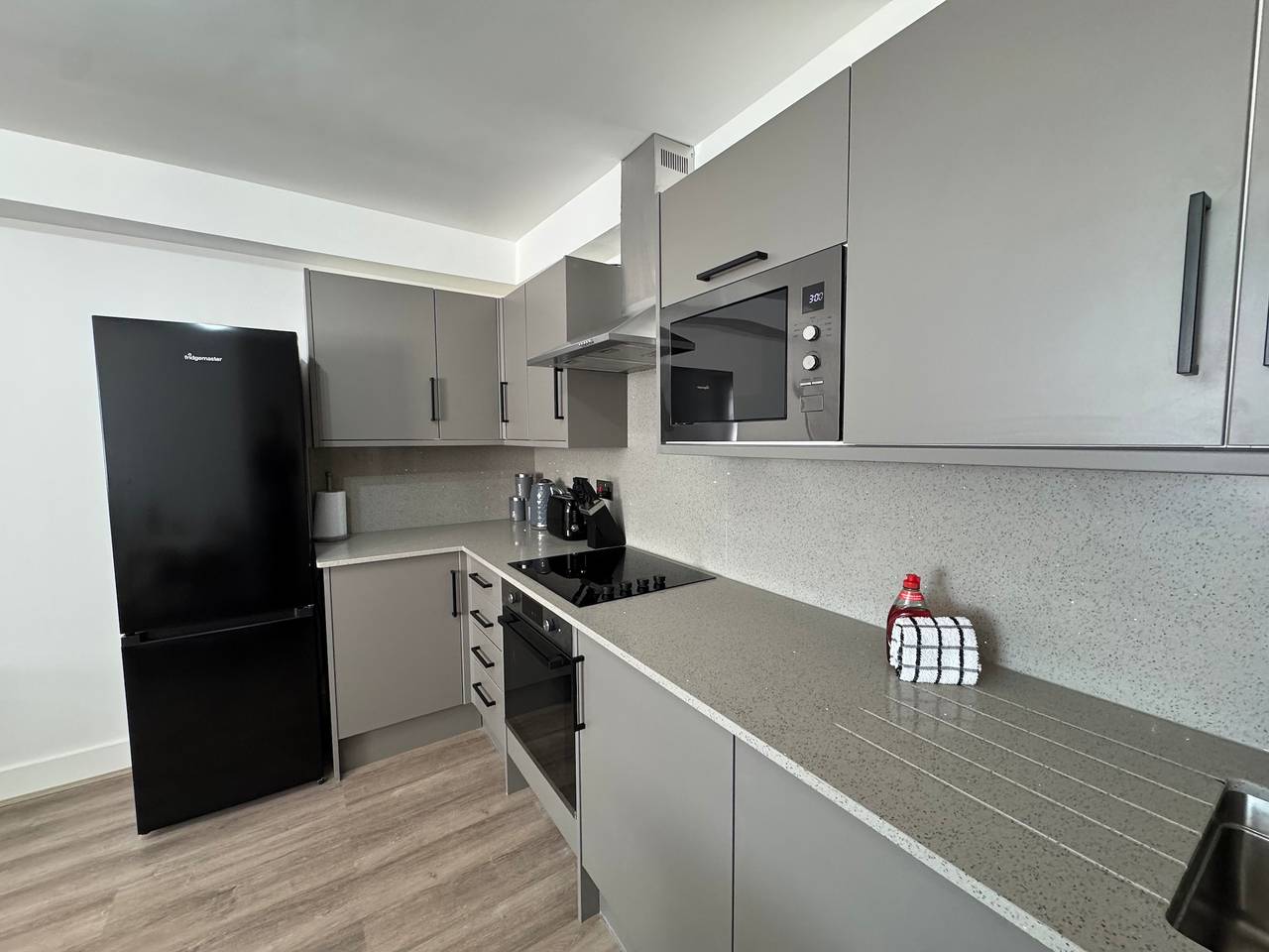 Entire holiday apartment, 3 Bed Flat - Sleeps 8 - Parking - Wifi in Newham, London