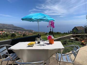 Gîte pour 2 personnes, avec vue et terrasse dans Estreito da Calheta