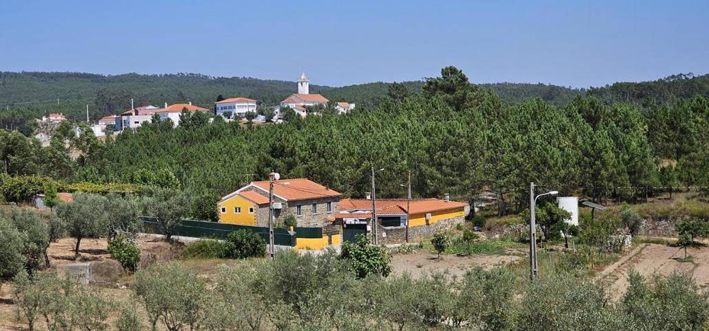 Casa de férias para 2 pessoas, com terraço e piscina e ainda jardim and vista em Sertã