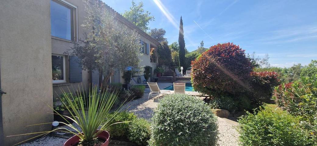 Appartement de vacances pour 6 personnes, avec jardin ainsi que vue et piscine