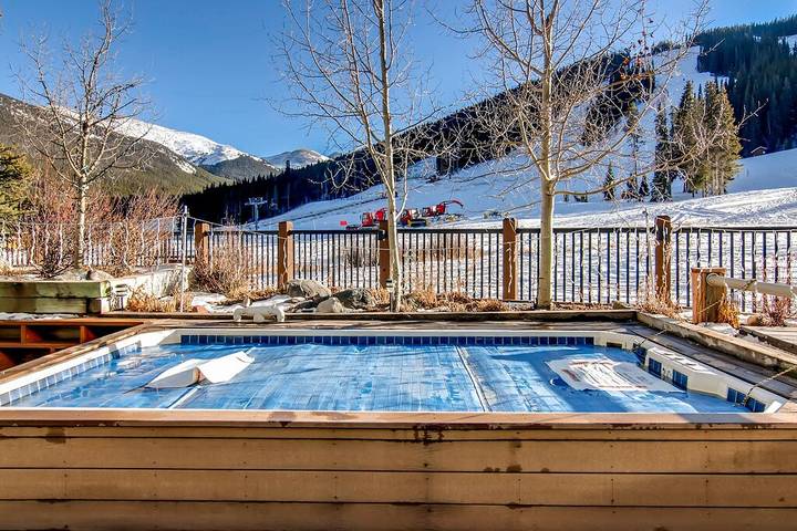 Vacation rental for 8 people, with yard and balcony as well as hot tub in Copper Mountain