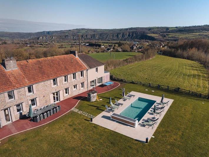 Location de vacances pour 14 personnes, avec piscine ainsi que vue et jardin, adapté aux familles à Clécy - 2