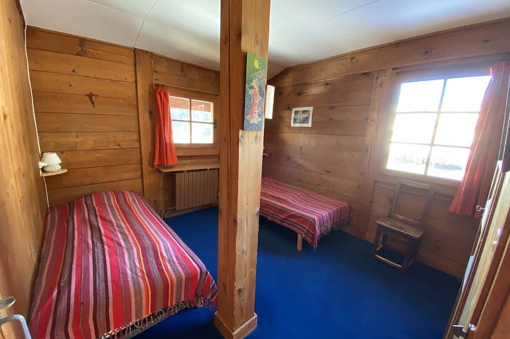 Pretty Savoyard wooden chalet, 5 minutes from the village center, south-facing terrace in Les Contamines-Montjoie, Pays du Mont-Blanc