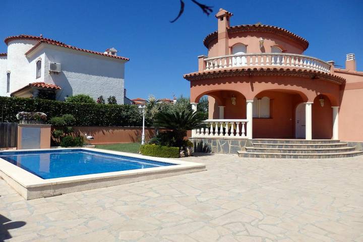 Casa rural para 6 personas, con piscina además de vistas y jardín en Baix Camp