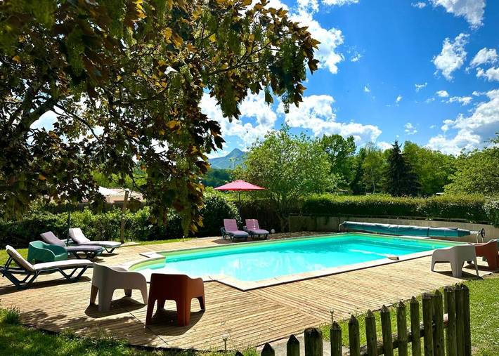 Location de vacances pour 8 personnes, avec vue ainsi que piscine et jardin à Estadens