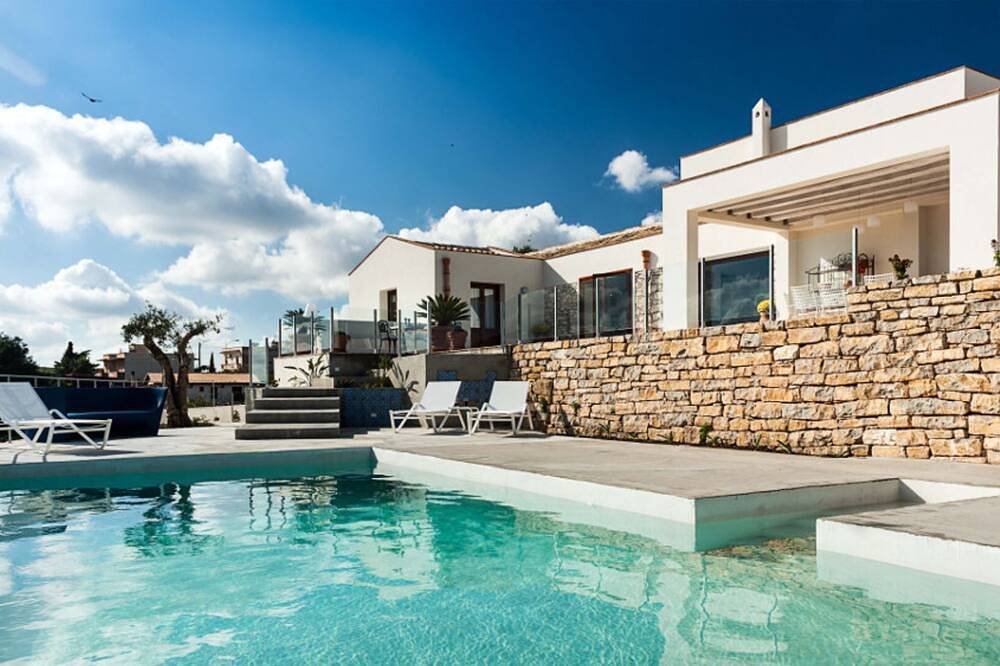 Exclusive villa with pool immersed in the Trapani countryside, at just 15 km from the seaside in Marsala, Trapani Province