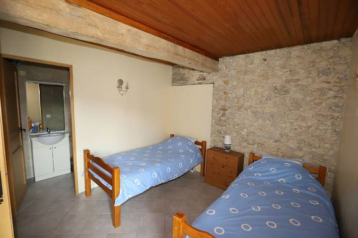 Gîte pour 8 personnes, avec terrasse ainsi que jardin et jacuzzi à Limbrassac - 3