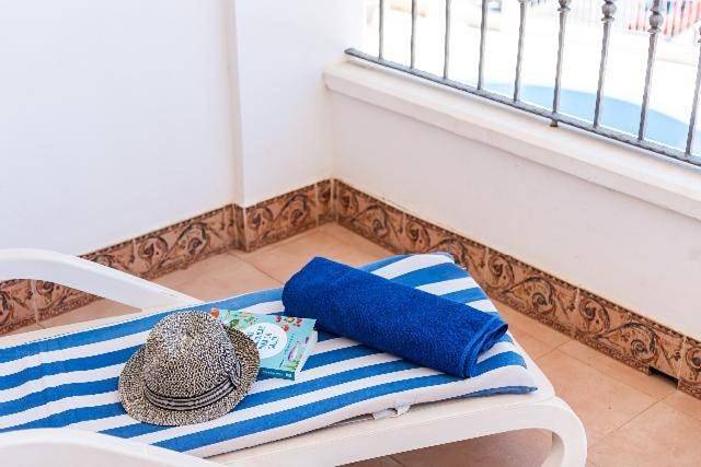 Gîte pour 2 personnes, avec piscine ainsi que terrasse et vue dans La Caleta - 3