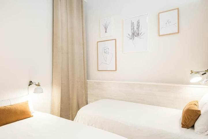 Entire apartment, Terrace, sun and local lifestyle in Gracia in Barcelona Centre, Barcelona