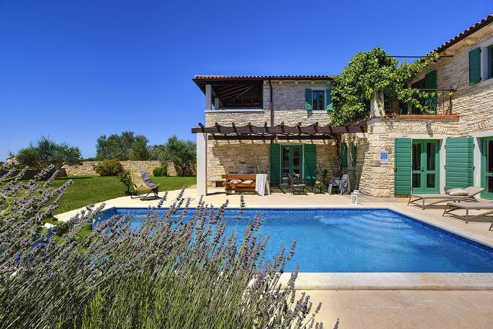 Ferienhaus für 10 Personen, mit Balkon/Terrasse und Garten sowie Pool