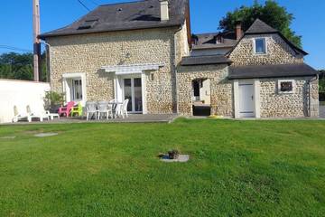 Gîte pour 6 personnes, avec piscine et terrasse ainsi que jacuzzi et jardin à Monein