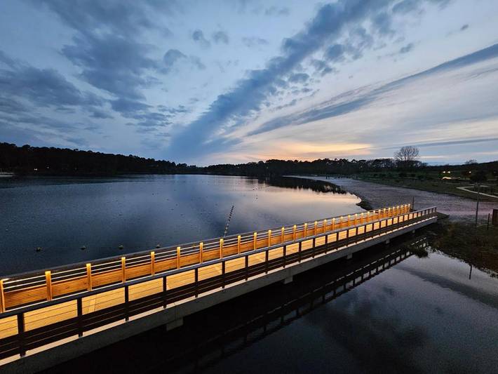 Appartement de vacances pour 4 personnes, avec terrasse ainsi que vue sur le lac et piscine