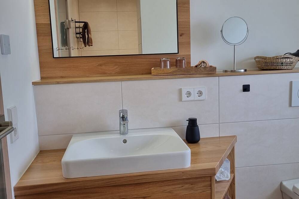 Ehemaliger Schweinestall, moderne Ferienwohnung in Alleinlage, Sauna und Hot Tub in Rot am See, Hohenlohe