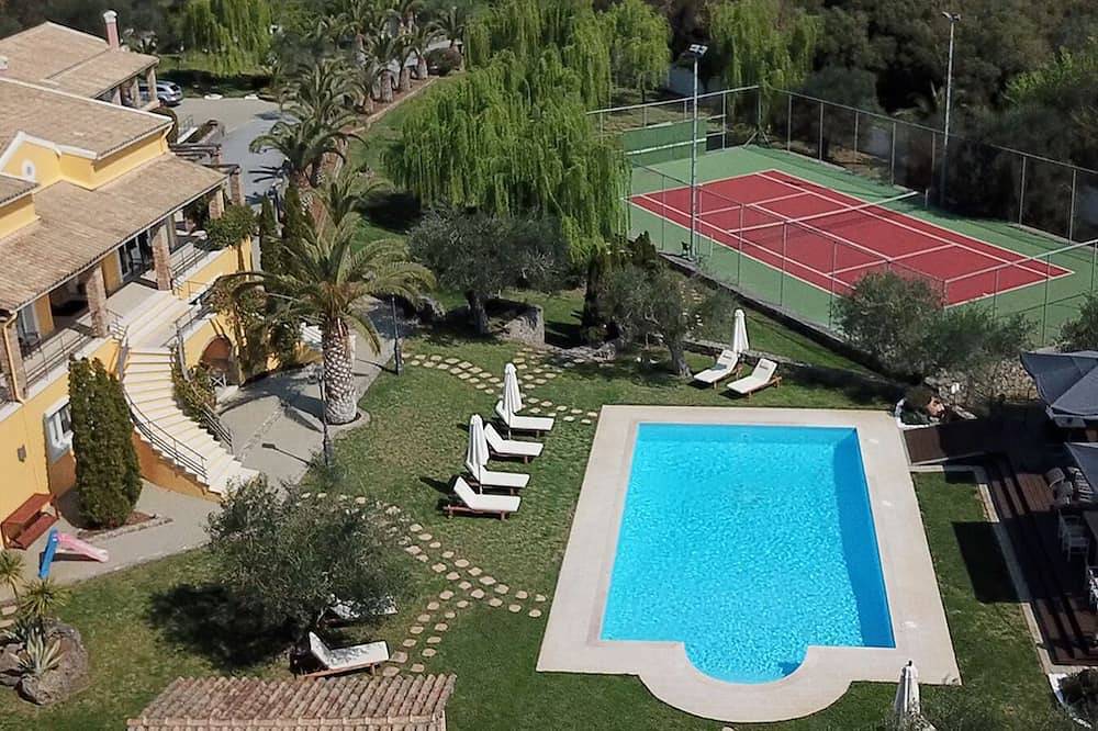 Privilege Villas con campo da tennis riscaldato all'aperto e piscina interna in Gouvia, Corfù