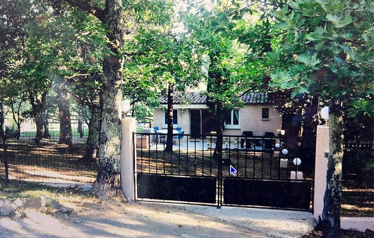 Location de vacances pour 4 personnes, avec piscine ainsi que jardin et terrasse à Le Plan-de-la-Tour - 3