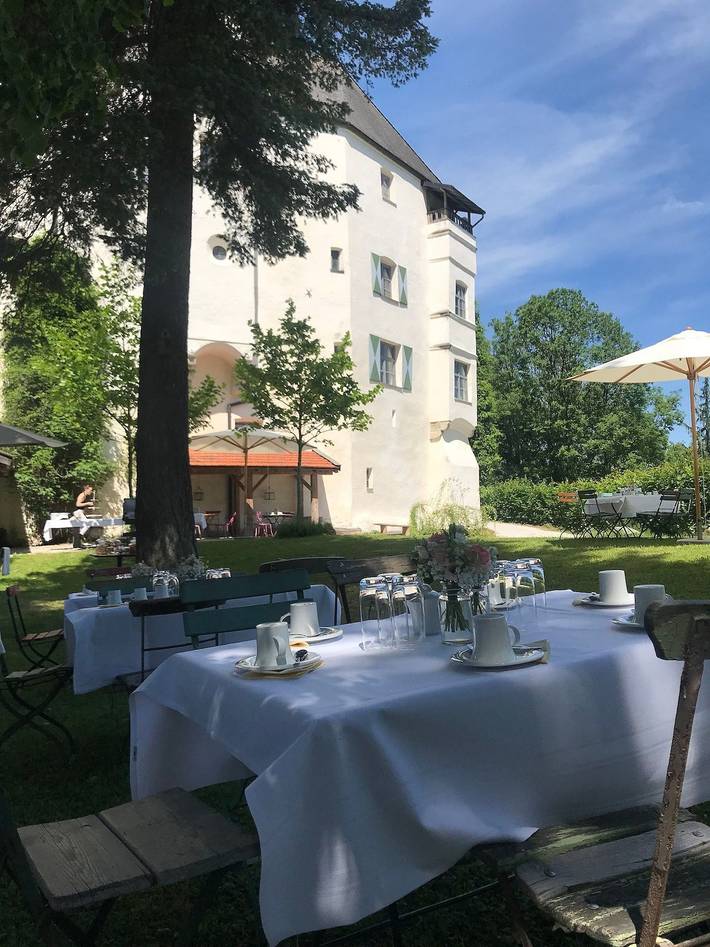 Hotel Schloss Amerang - liebevoll ausgestattete Doppelzimmer mit Antiquitäten in Amerang, Landkreis Rosenheim