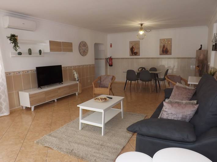 Appartement entier, Appartement 'Sunny Poolview' avec piscine partagée, Wi-Fi et climatisation in Albufeira e Olhos de Água, District de Faro