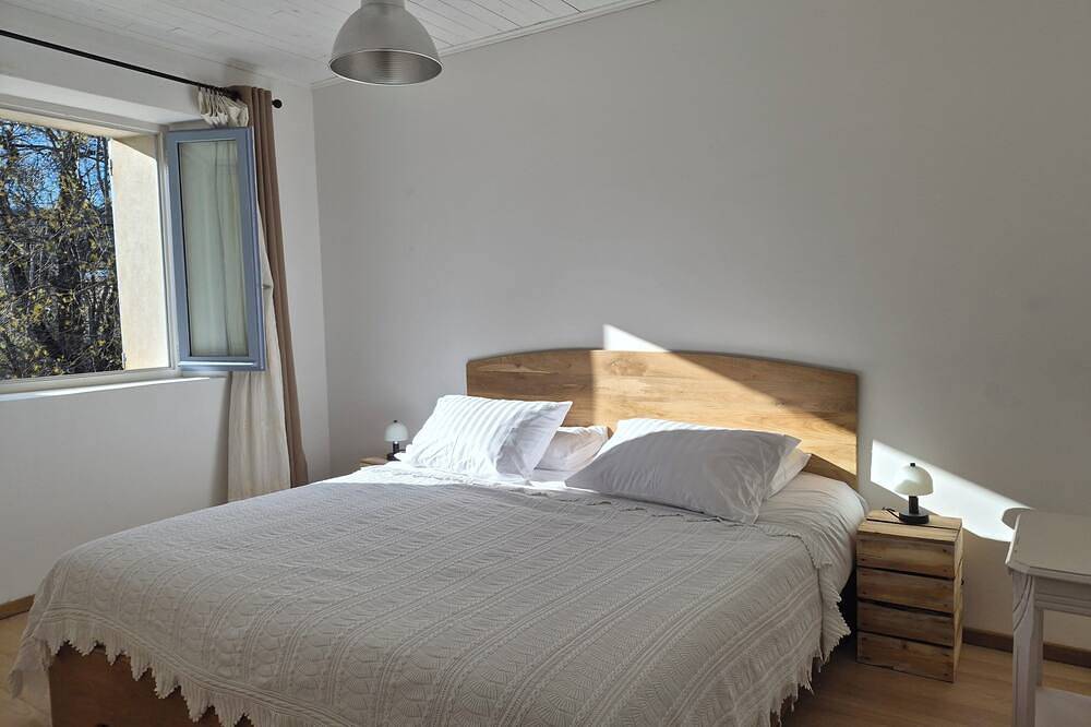 La Robine, Charming house in Provence. Garden and terrace on the banks of the Nesque river in Sault, Parc naturel régional du Mont-Ventoux