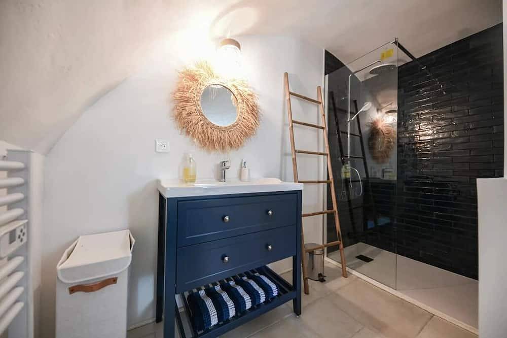 In the Provence Gardoise, 4 Br, garden, pool, air conditioning, 4km from Uzès in Saint-Siffret, Nimes en omgeving