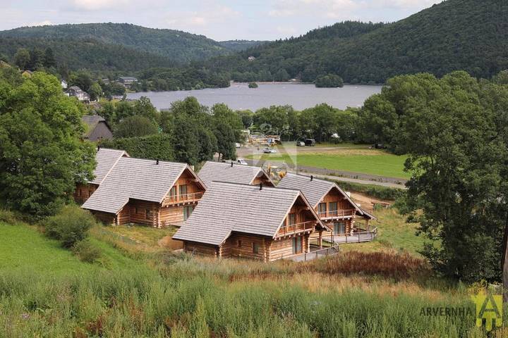 Chalet pour 8 personnes, avec jardin et piscine ainsi que vue et terrasse, animaux acceptés à Chambon-sur-Lac - 2