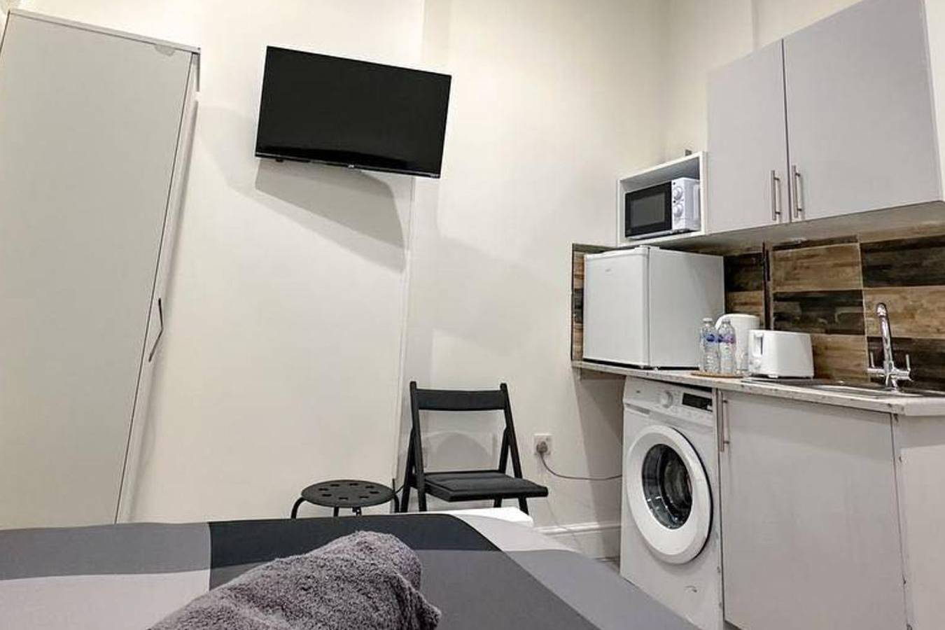 Entire studio, Studio - Sleeps 2 - Short Walk to Ealing Broadway in Ealing, London