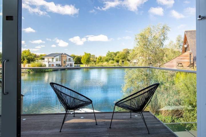 Vacation rental for 6 people, with Hot tub and Yard as well as Lake view in Wiltshire