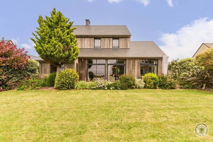 Gîte pour 9 personnes, avec jardin et terrasse à Dragey-Ronthon