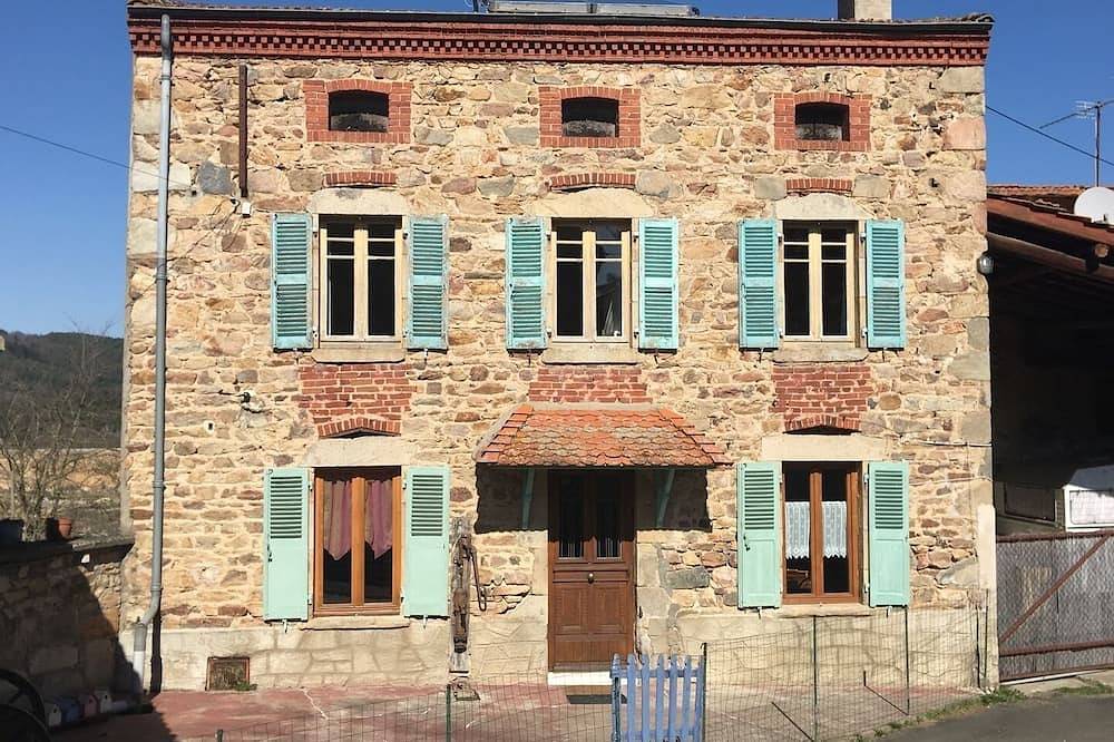 Gîte 100 m2  avec terrain clos,  ballades à partir du hameau secteur Issoire in Saint-Jean-Saint-Gervais, Parc Naturel Régional Livradois-Forez