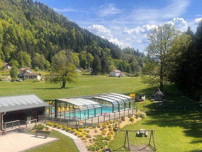 Appart’hôtel pour 6 personnes, avec Balcon et Jacuzzi ainsi que Terrasse et Jardin à Rochesson