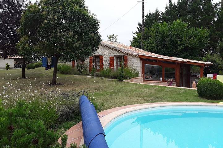 Location de vacances pour 2 personnes, avec terrasse ainsi que jardin et jacuzzi, animaux acceptés à Lauzerte - 3