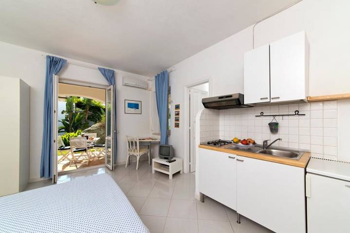 Ferienwohnung für 3 Personen, mit Garten und Terrasse sowie Pool, mit Haustier in Panza