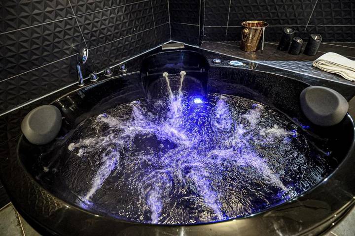 Gîte pour 2 personnes, avec jacuzzi et sauna dans Saint-Étienne - 3