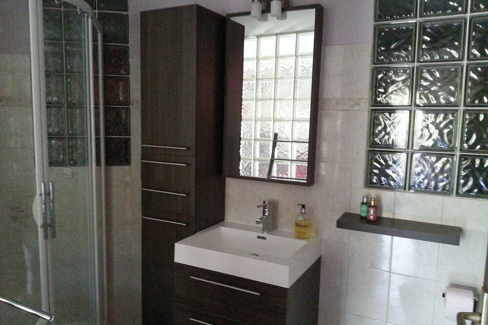 Appartement entier, Ajaccio Location appartement dans villa 2 à 4 Pers   Piscine Parking in Alata, Région d'Ajaccio