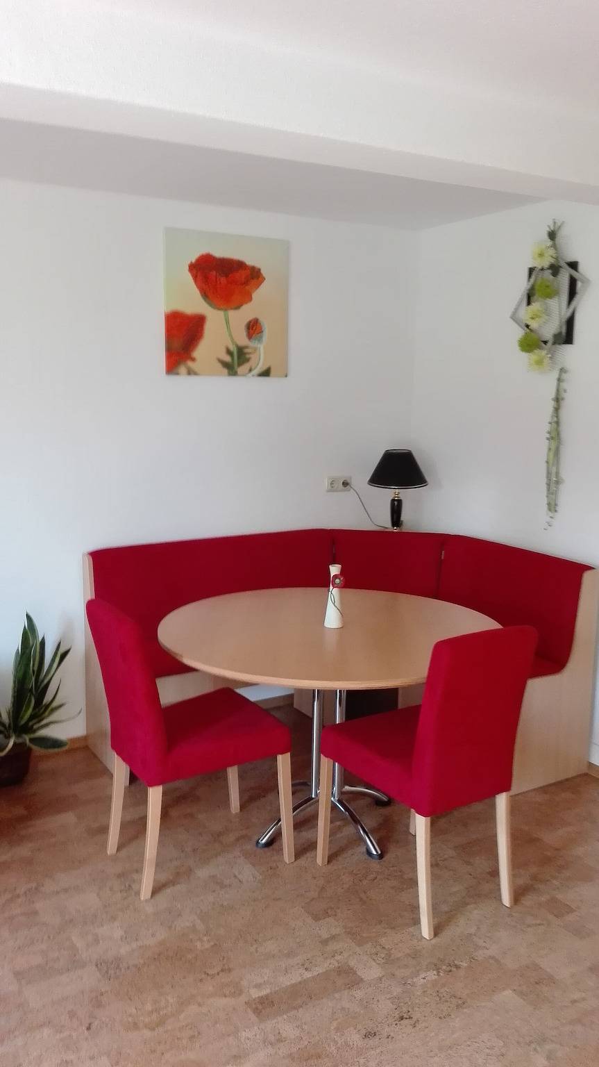 Ganze Wohnung, Ferienwohnung 'Haus Edith Fewo' mit Bergblick, Gemeinschaftsgarten und Wi-Fi in Gersfeld, Rhön-Hessen