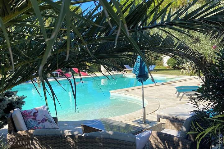 Gîte pour 2 personnes, avec jardin ainsi que piscine et terrasse à La Garde-Adhémar
