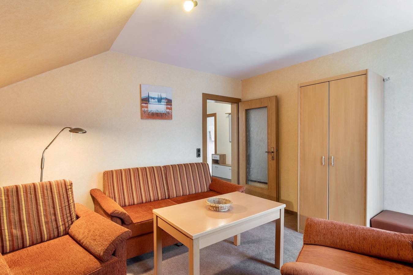 Ganze Wohnung, Haus Erika - Ferienwohnung 3 mit Wlan, Balkon und Gemeinschaftsgarten nahe Skywalk in Stryck, Willingen